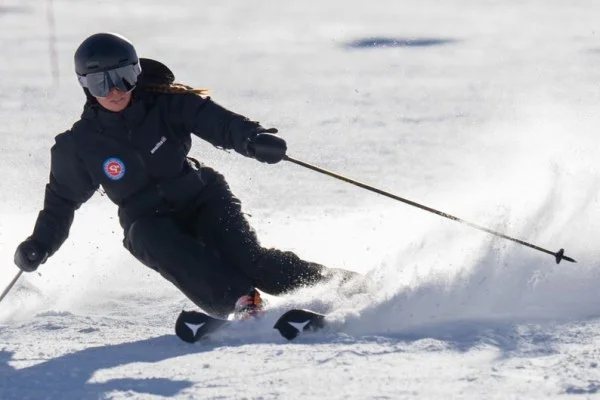 Eileen Gu skiing
